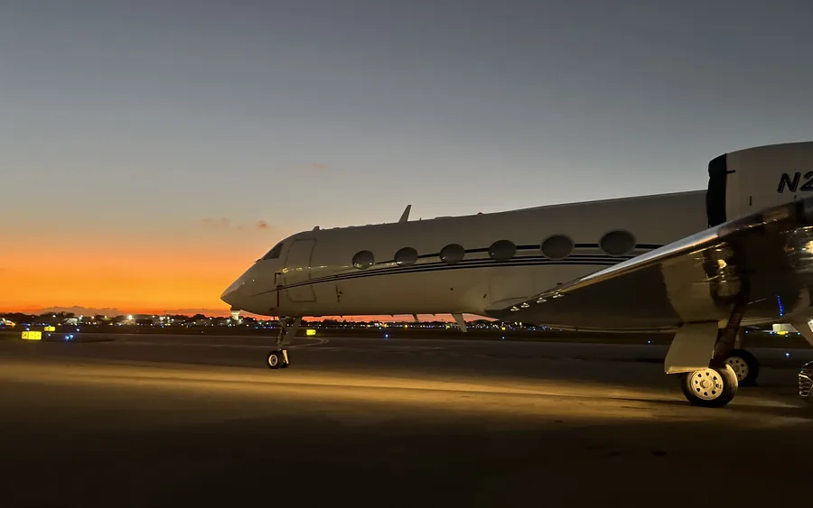 Gulfstream G-IV heavy jet